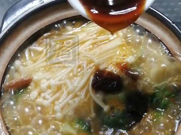 熱乎乎的泡菜鍋，驅寒還管飽！的做法-酸辣味煮菜譜