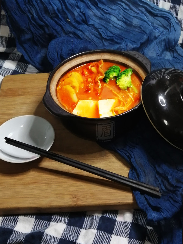 熱乎乎的泡菜鍋，驅寒還管飽！的做法-酸辣味煮菜譜