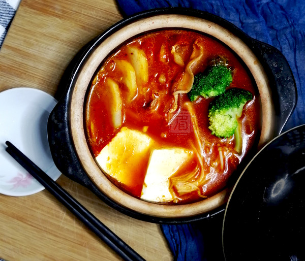 熱乎乎的泡菜鍋，驅寒還管飽！的做法-酸辣味煮菜譜