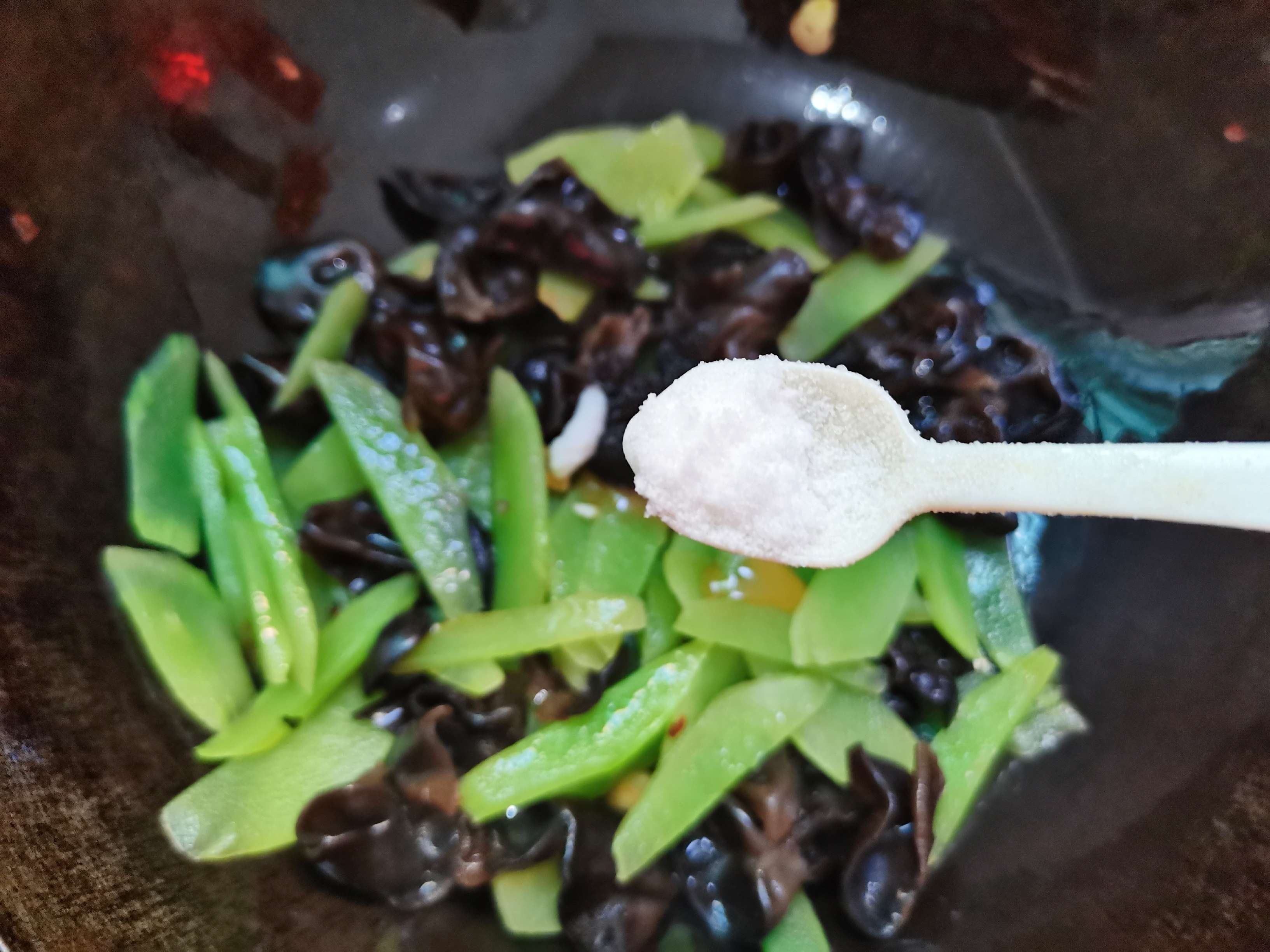 萵筍炒木耳的做法-家常味炒菜譜