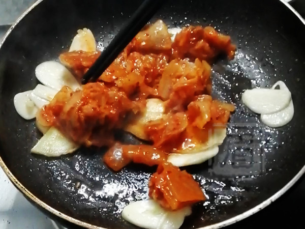 熱乎乎的泡菜鍋，驅寒還管飽！的做法-酸辣味煮菜譜
