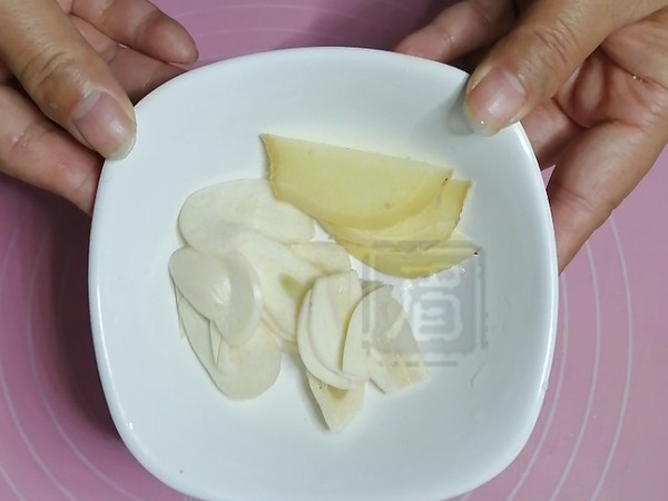 熱乎乎的泡菜鍋，驅寒還管飽！的做法-酸辣味煮菜譜