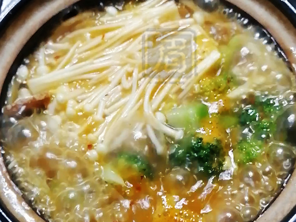 熱乎乎的泡菜鍋，驅寒還管飽！的做法-酸辣味煮菜譜