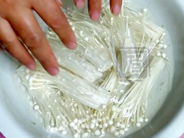 熱乎乎的泡菜鍋，驅寒還管飽！的做法-酸辣味煮菜譜
