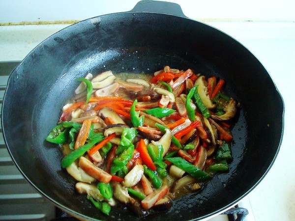 香菇炒蟹排的做法-家常味炒菜譜-易網健康養生網 香菇炒蟹排的做法-家常味炒菜譜