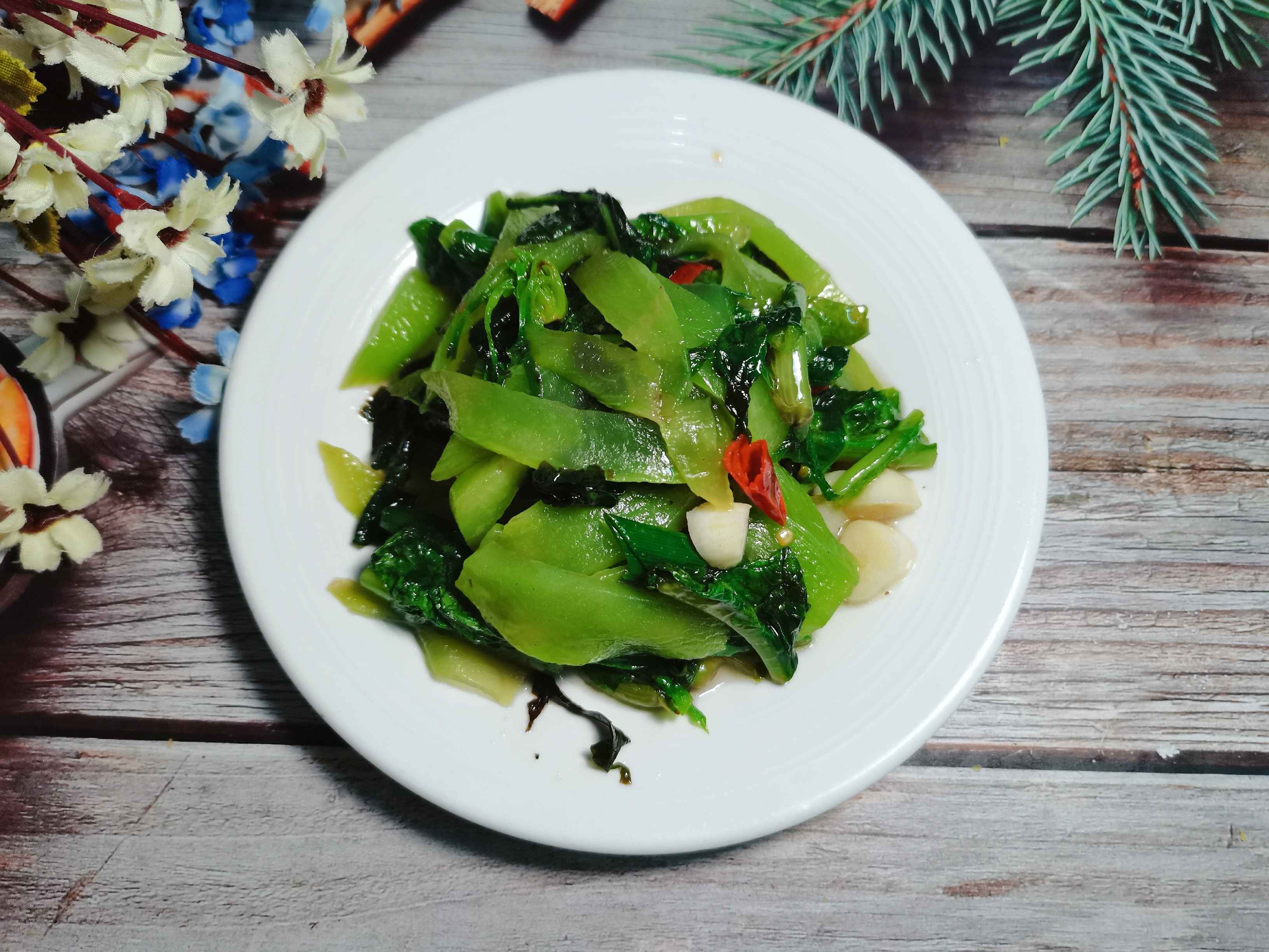 家常菜“清炒萵筍葉”的做法-家常味炒菜譜-易網健康養生網 家常菜“清炒萵筍葉”的做法-家常味炒菜譜
