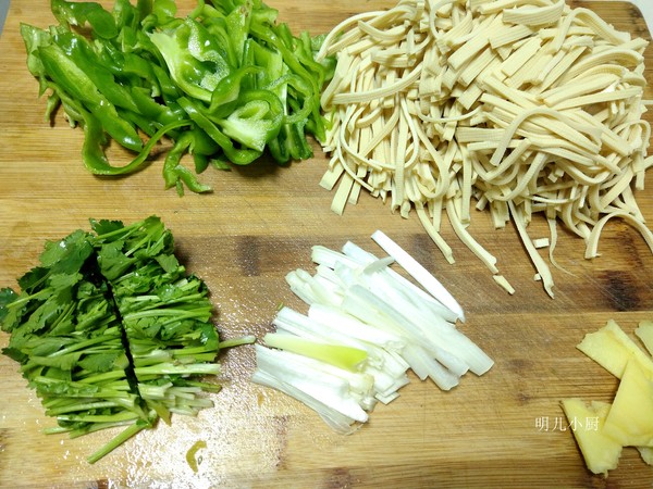 素炒豆皮的做法-家常味炒菜譜-易網(wǎng)<a href=http://m.aoa7937.com/ target=_blank class=infotextkey>健康養(yǎng)生</a>網(wǎng) 素炒豆皮的做法-家常味炒菜譜