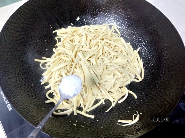 素炒豆皮的做法-家常味炒菜譜-易網(wǎng)健康養(yǎng)生網(wǎng) 素炒豆皮的做法-家常味炒菜譜