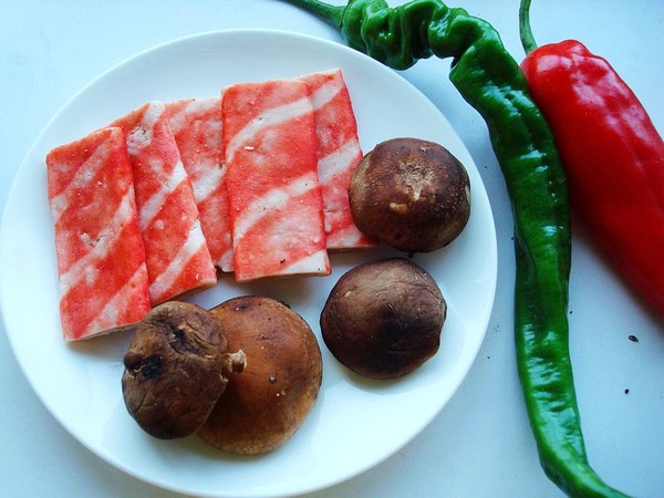 香菇炒蟹排的做法-家常味炒菜譜-易網<a href=http://m.aoa7937.com/ target=_blank class=infotextkey>健康養生</a>網 香菇炒蟹排的做法-家常味炒菜譜