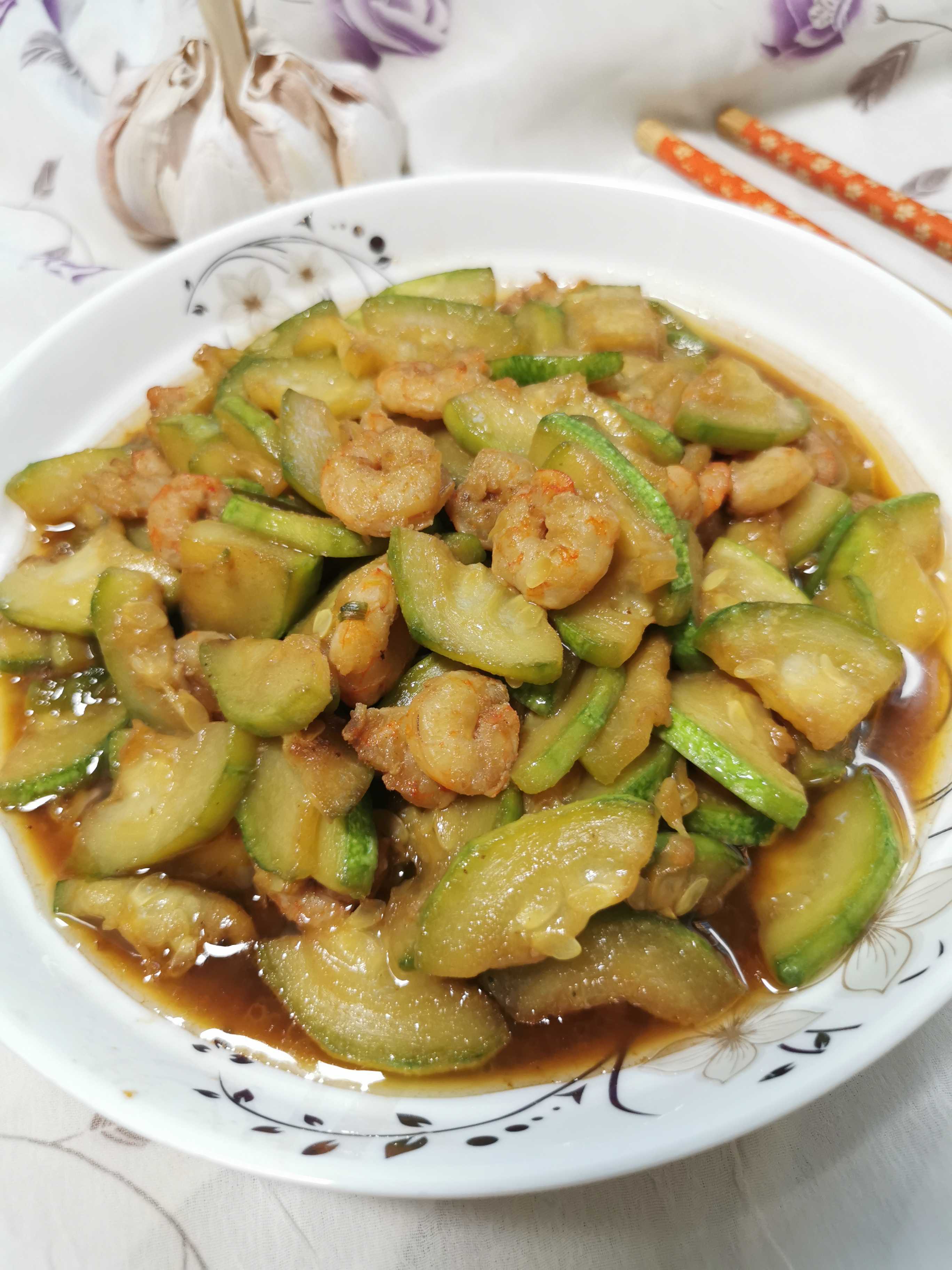 西葫蘆炒蝦仁的做法-咸鮮味炒菜譜-易網(wǎng)健康養(yǎng)生網(wǎng) 西葫蘆炒蝦仁的做法-咸鮮味炒菜譜