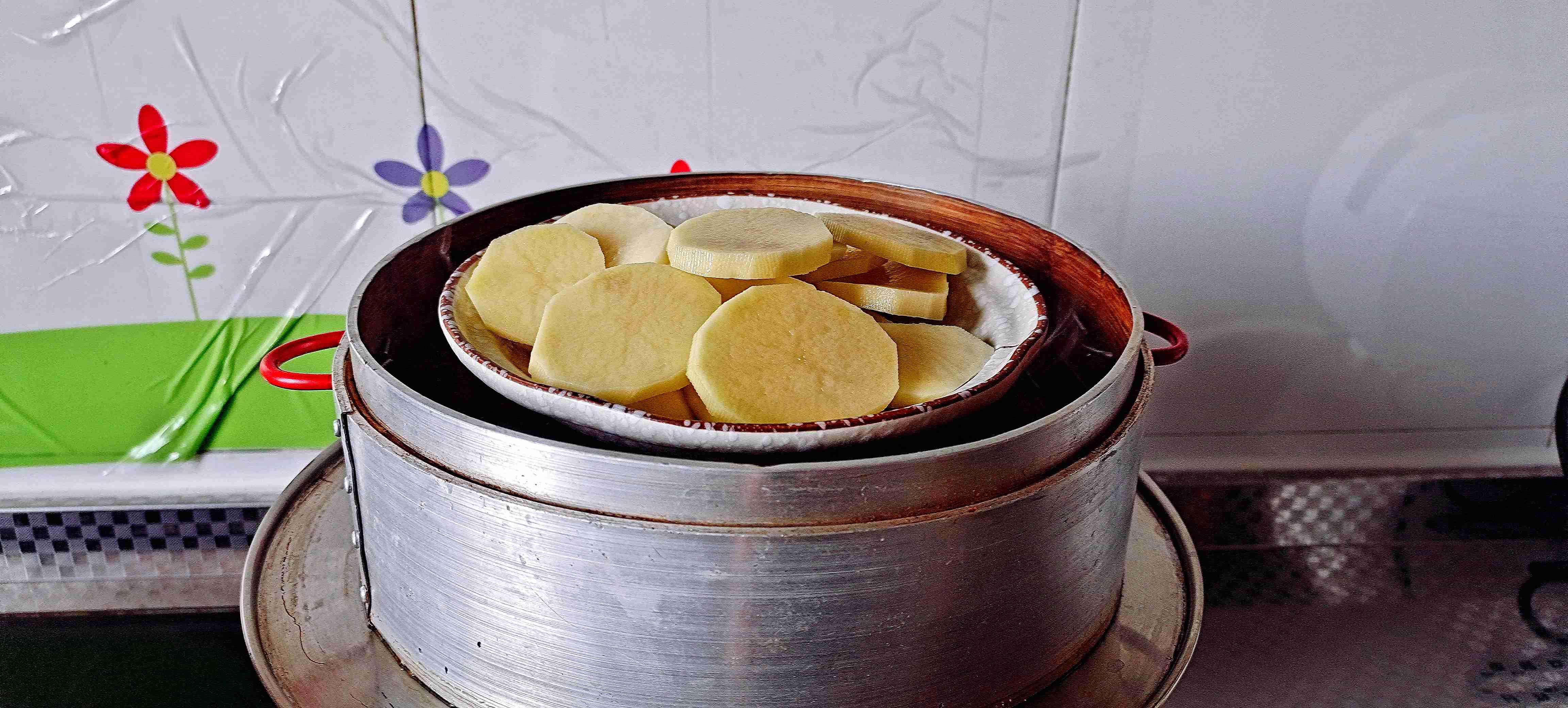 土豆的高大上做法,春節(jié)家宴備受歡迎…土豆泥黃金卷的做法-咸鮮味其它工藝菜譜-易網(wǎng)<a href=http://m.aoa7937.com/ target=_blank class=infotextkey>健康養(yǎng)生</a>網(wǎng) 土豆的高大上做法,春節(jié)家宴備受歡迎…土豆泥黃金卷的做法-咸鮮味其它工藝菜譜