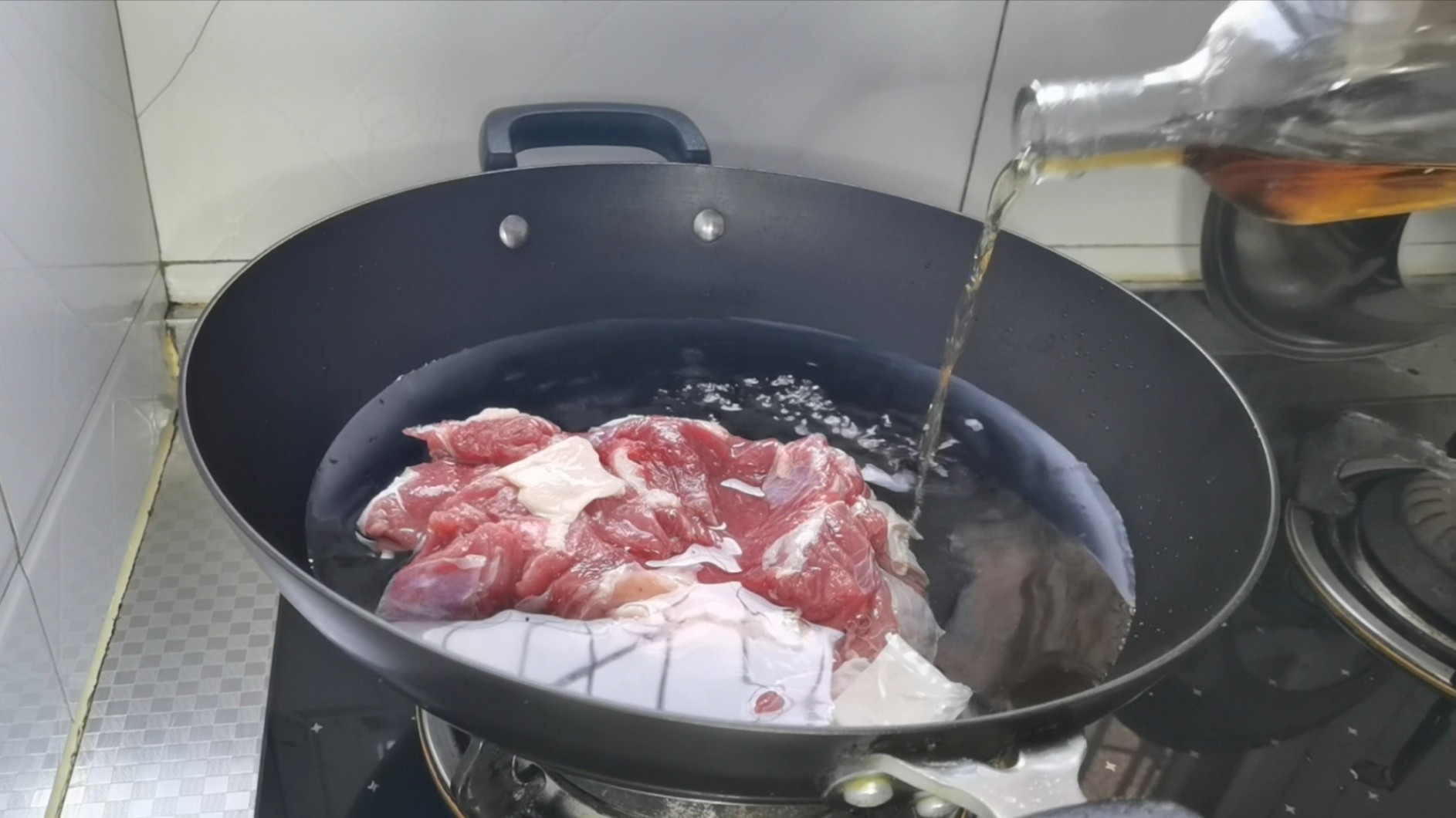 看了直流口水的紅燒牛腩燉土豆的做法-家常味燉菜譜-易網<a href=http://m.aoa7937.com/ target=_blank class=infotextkey>健康養生</a>網 看了直流口水的紅燒牛腩燉土豆的做法-家常味燉菜譜