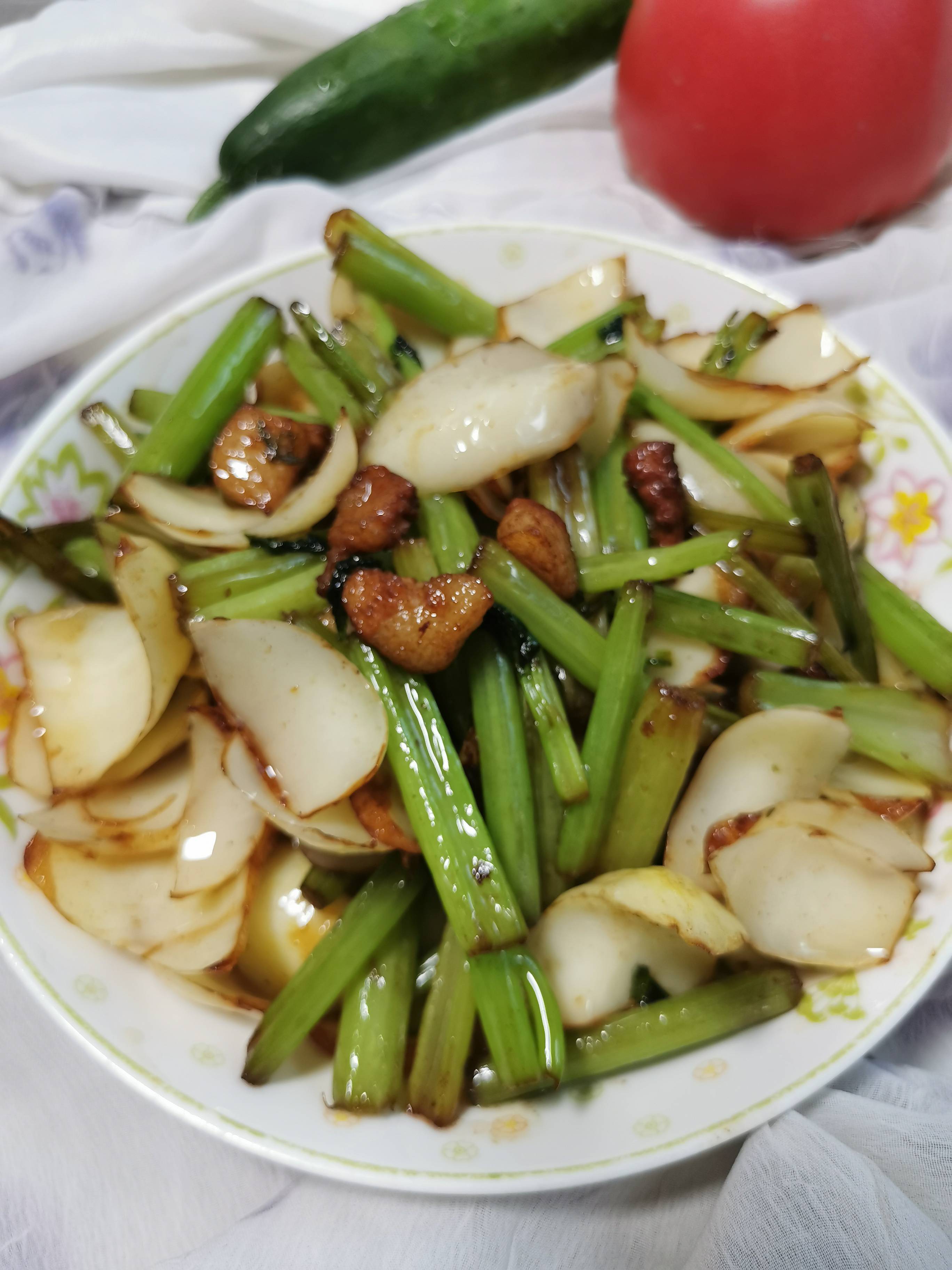 芹菜炒百合的做法-家常味炒菜譜-易網(wǎng)健康養(yǎng)生網(wǎng) 芹菜炒百合的做法-家常味炒菜譜