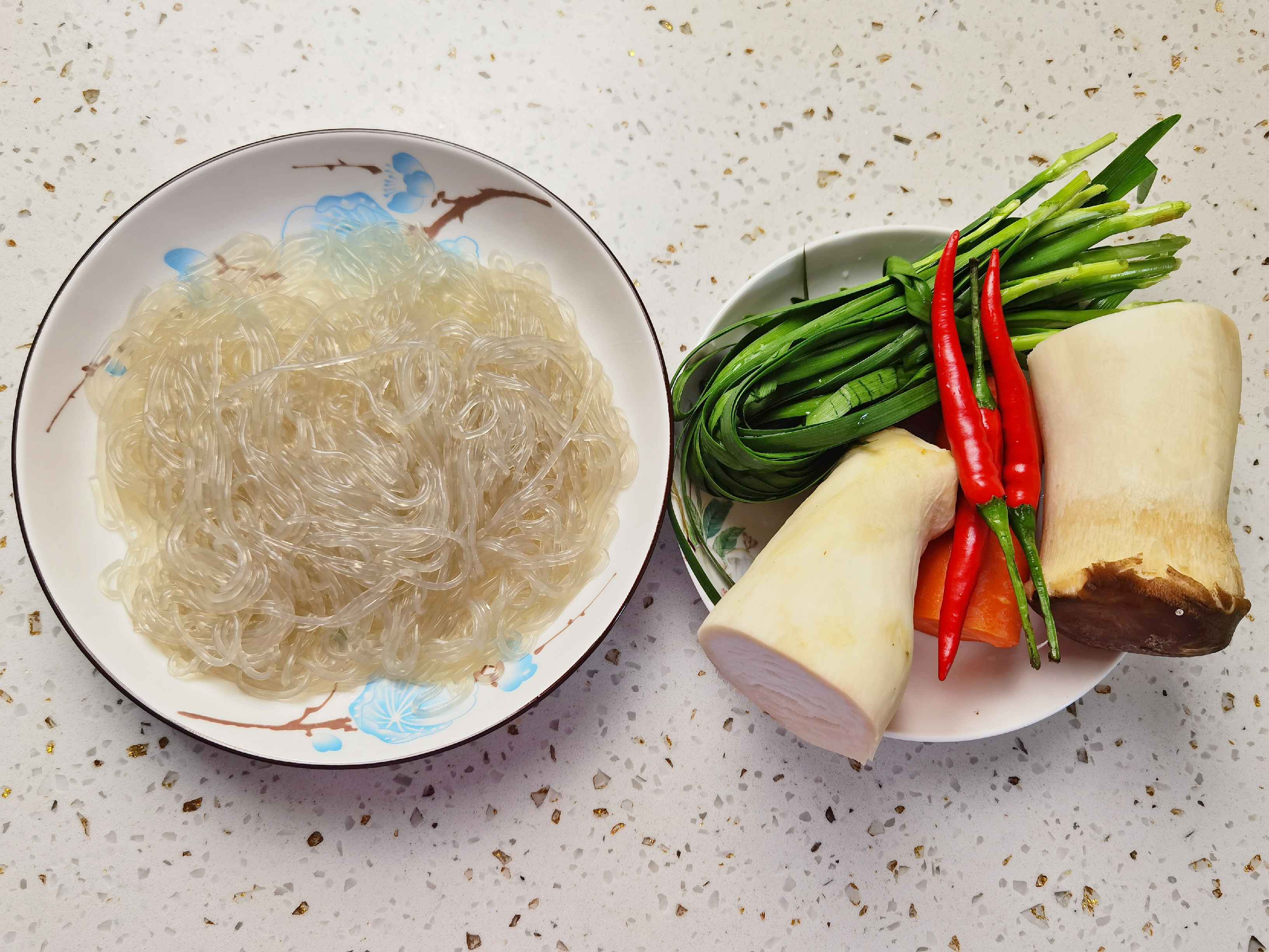 年夜飯素菜也出彩-杏鮑菇炒合菜,闔家歡樂吃著超下飯的做法-香辣味炒菜譜-易網<a href=http://m.aoa7937.com/ target=_blank class=infotextkey>健康養生</a>網 年夜飯素菜也出彩-杏鮑菇炒合菜,闔家歡樂吃著超下飯的做法-香辣味炒菜譜