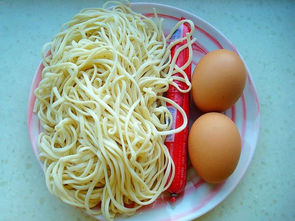 火腿荷包蛋燜面的做法-家常味燜菜譜-易網<a href=http://m.aoa7937.com/ target=_blank class=infotextkey>健康養生</a>網 火腿荷包蛋燜面的做法-家常味燜菜譜