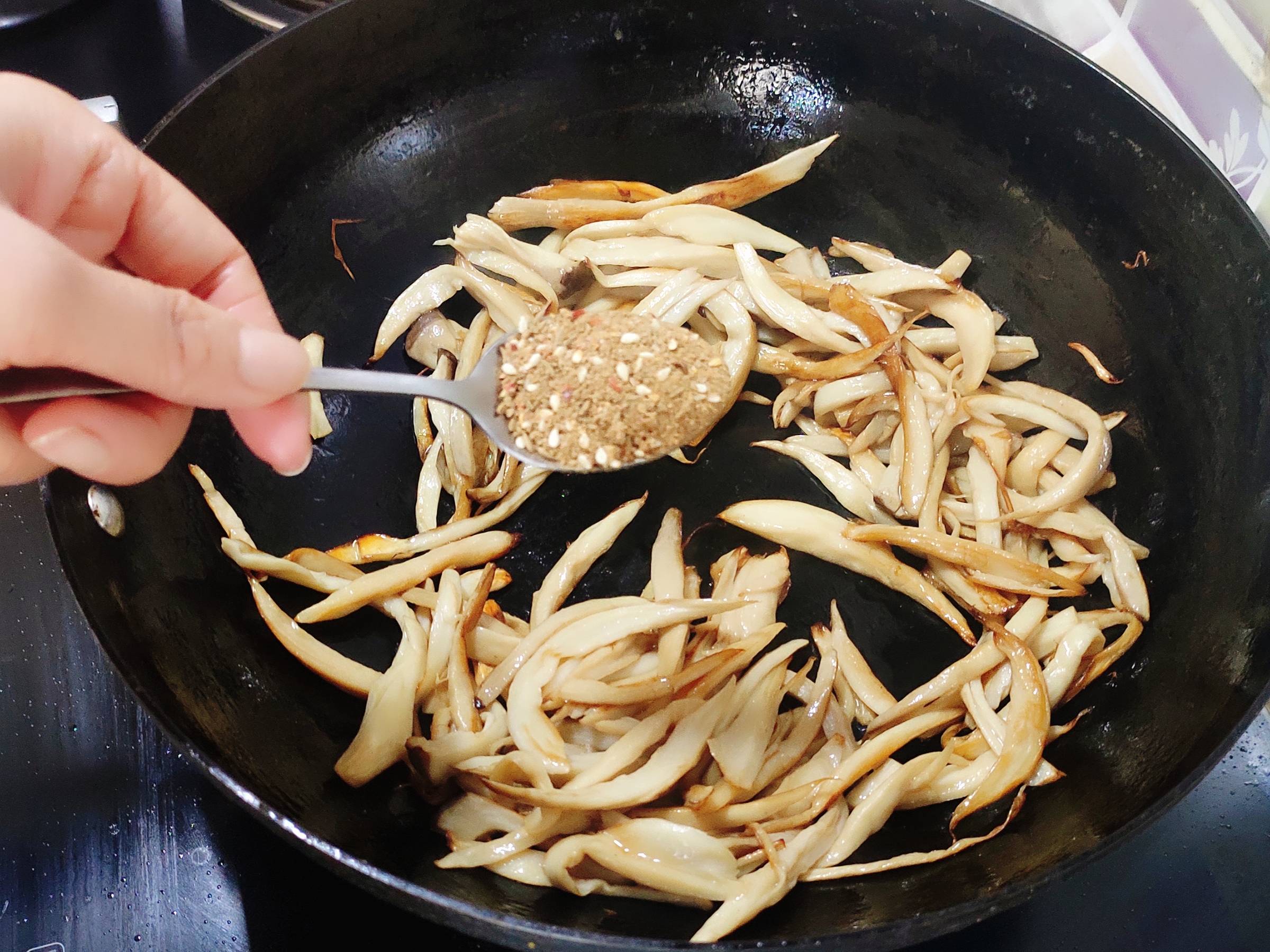 不放一點鹽的煸炒杏鮑菇的做法-咸鮮味炒菜譜