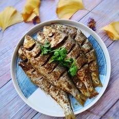 用烤箱烤鯽魚既衛生又安全，廚房油煙少的做法-家常味烤菜譜