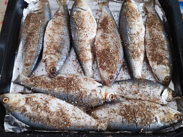 用烤箱烤鯽魚既衛生又安全，廚房油煙少的做法-家常味烤菜譜