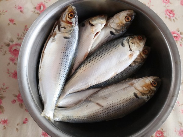 用烤箱烤鯽魚既衛生又安全，廚房油煙少的做法-家常味烤菜譜