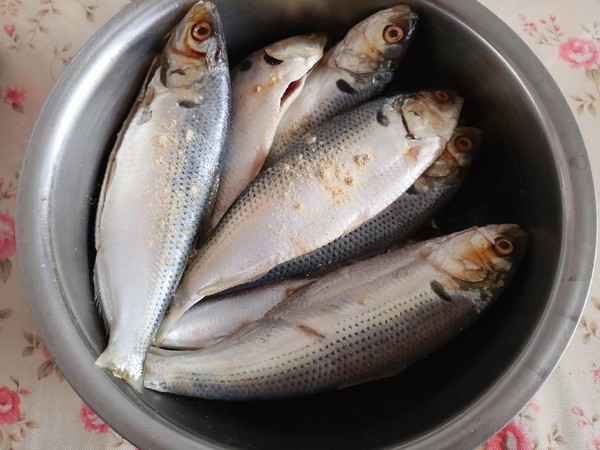用烤箱烤鯽魚既衛生又安全，廚房油煙少的做法-家常味烤菜譜