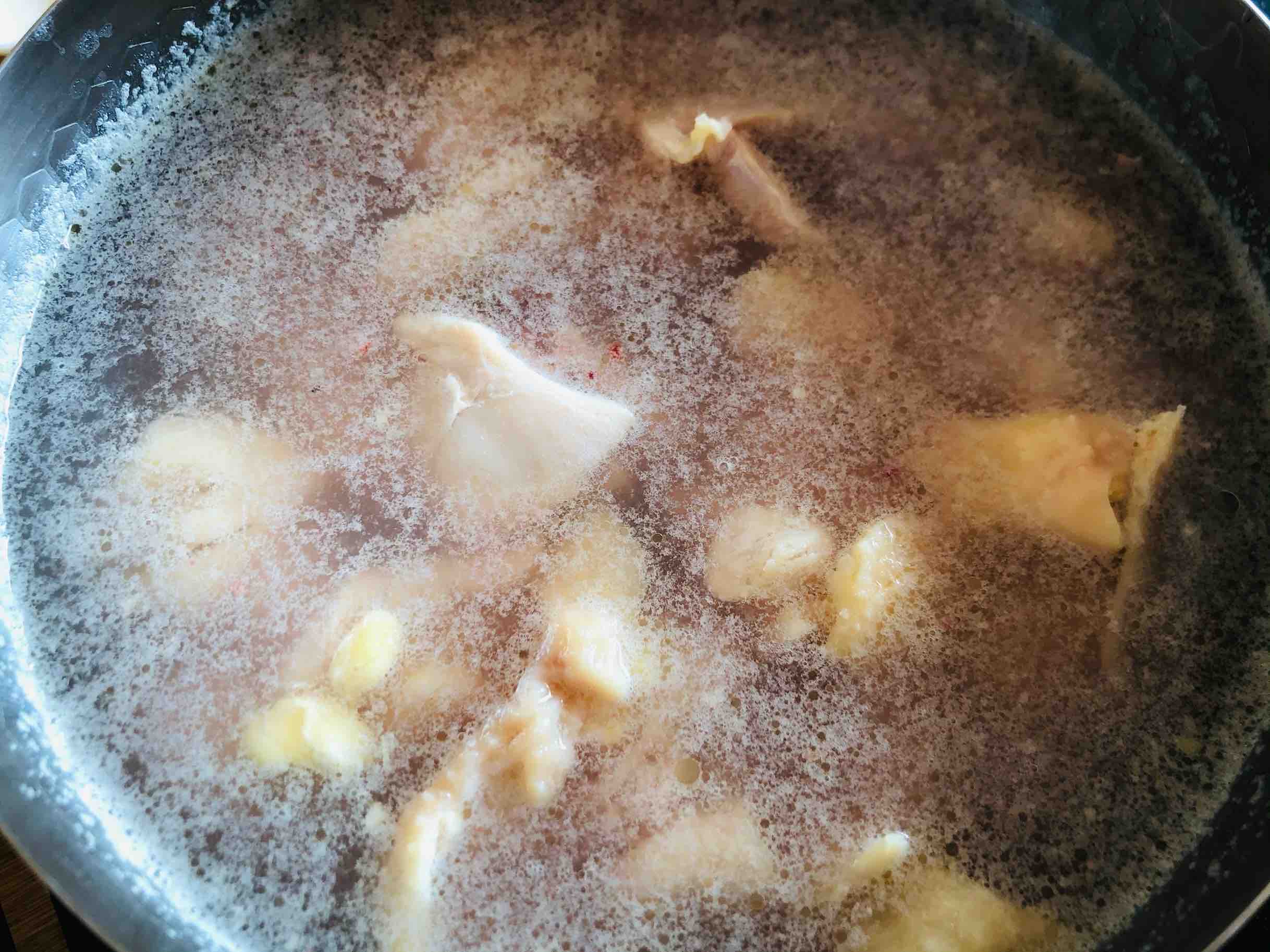 火鍋雞的家常做法，香辣過(guò)癮簡(jiǎn)單易做，配米飯?zhí)嘛埨驳淖龇?香辣味燒菜譜
