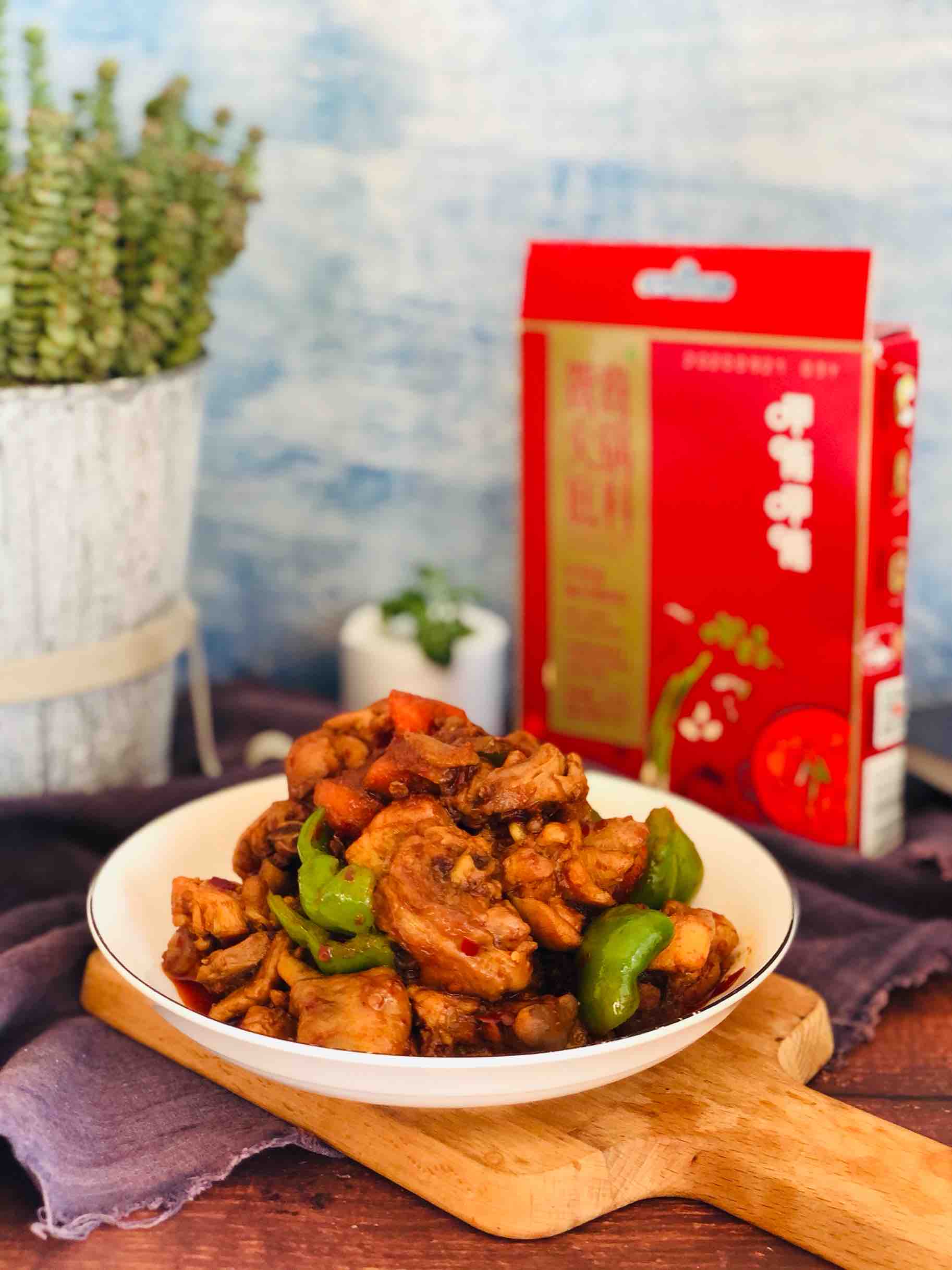 火鍋雞的家常做法，香辣過(guò)癮簡(jiǎn)單易做，配米飯?zhí)嘛埨驳淖龇?香辣味燒菜譜