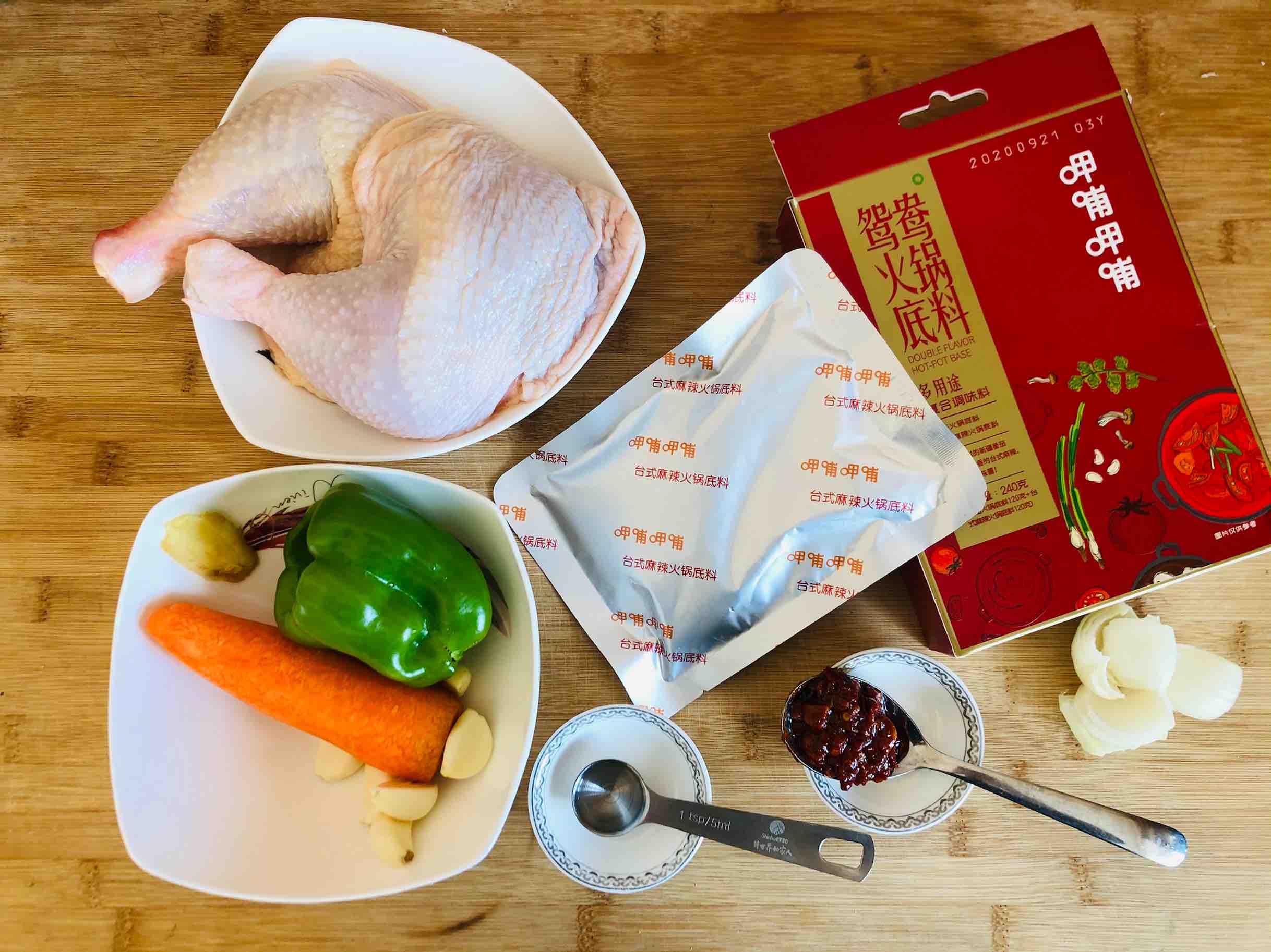 火鍋雞的家常做法，香辣過(guò)癮簡(jiǎn)單易做，配米飯?zhí)嘛埨驳淖龇?香辣味燒菜譜