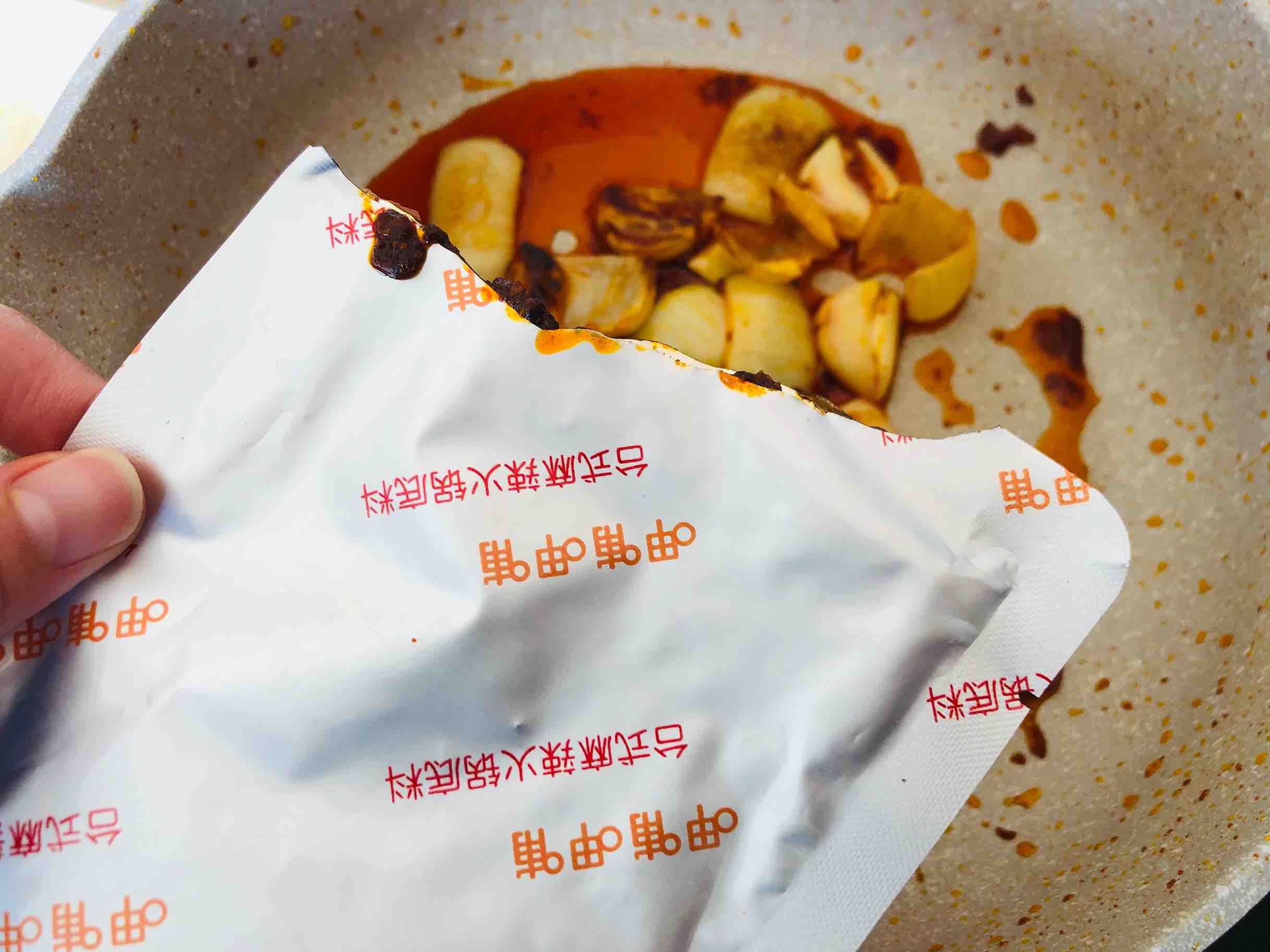 火鍋雞的家常做法，香辣過(guò)癮簡(jiǎn)單易做，配米飯?zhí)嘛埨驳淖龇?香辣味燒菜譜