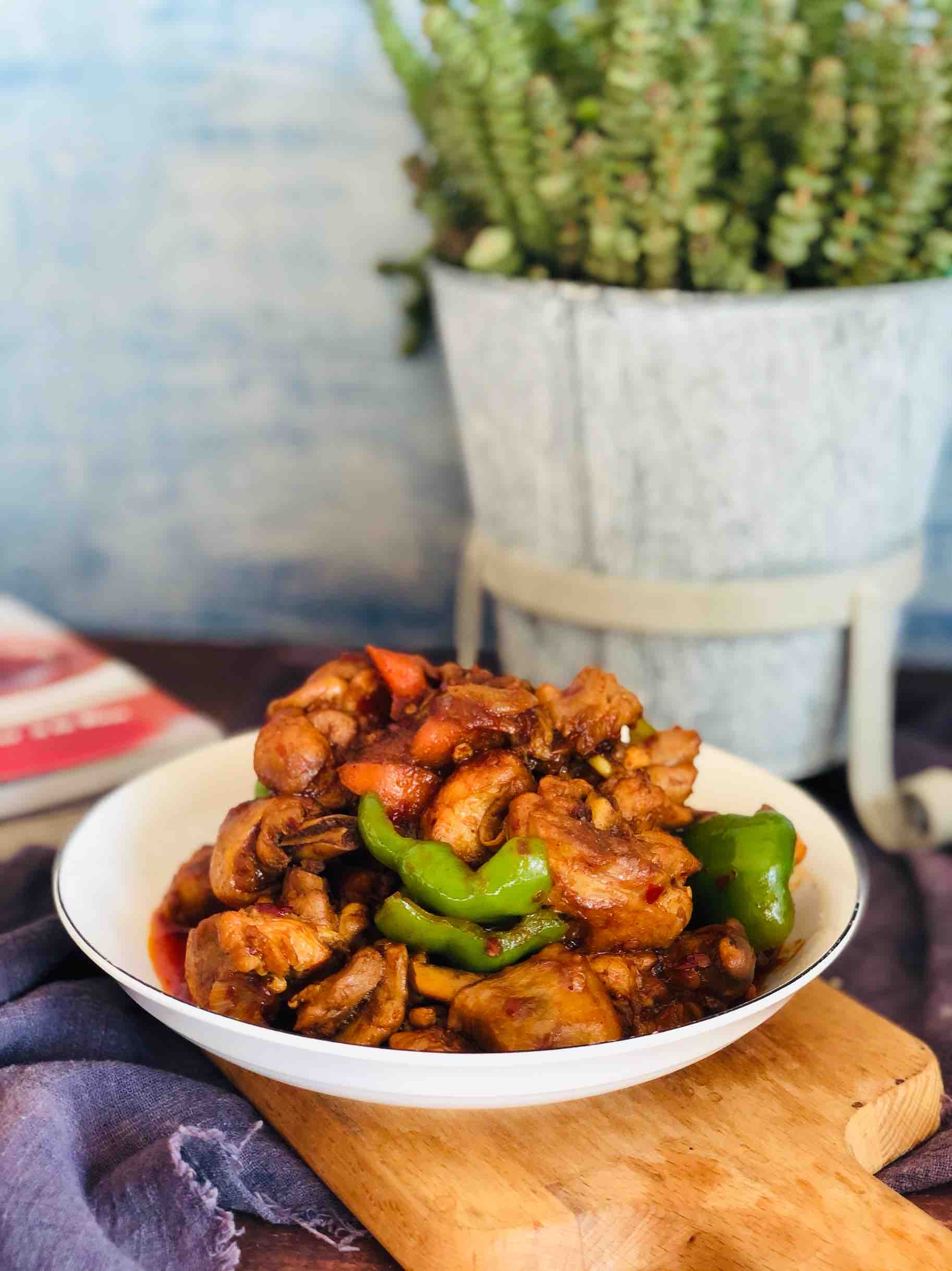 火鍋雞的家常做法，香辣過(guò)癮簡(jiǎn)單易做，配米飯?zhí)嘛埨驳淖龇?香辣味燒菜譜