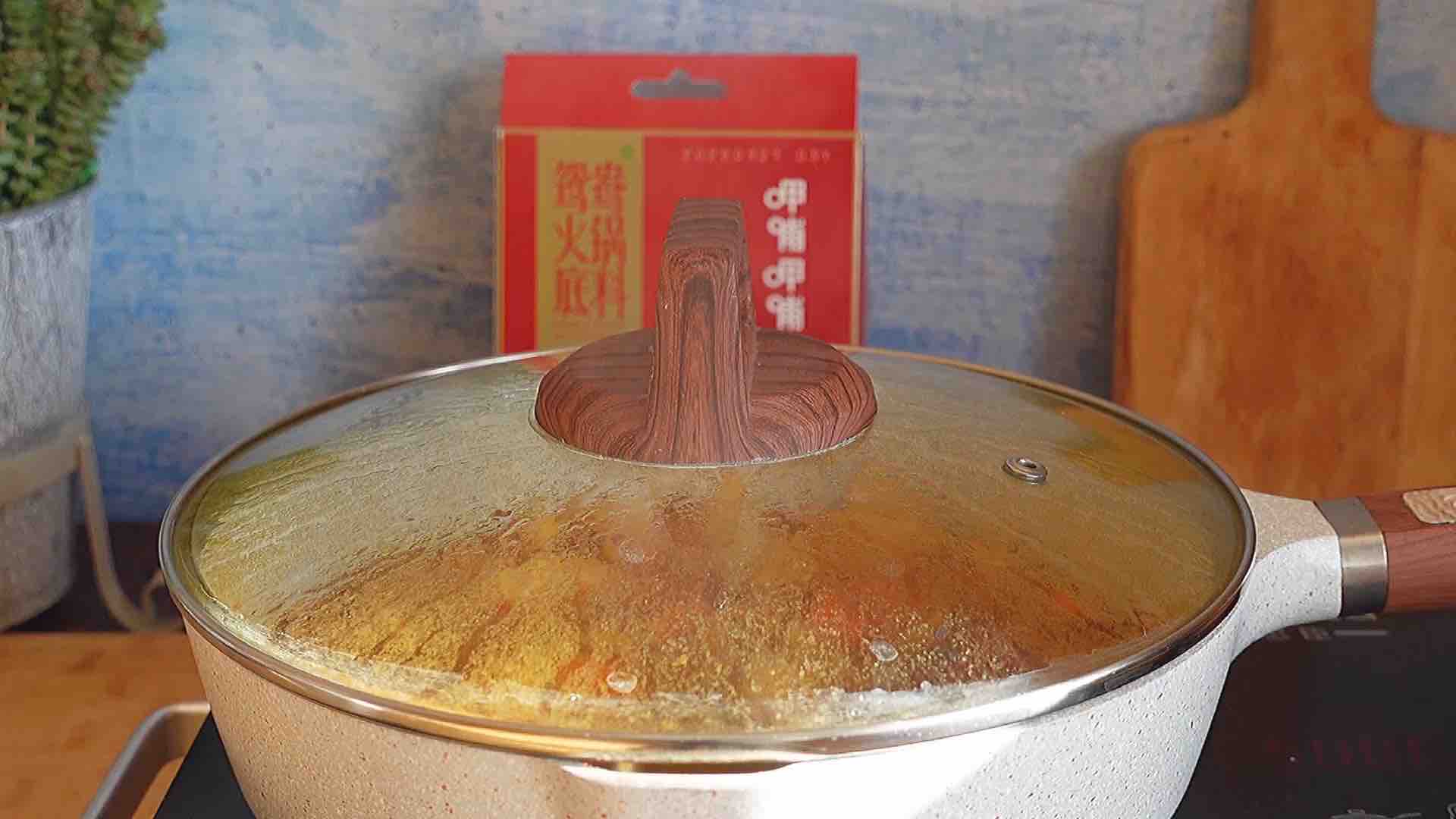 火鍋雞的家常做法，香辣過(guò)癮簡(jiǎn)單易做，配米飯?zhí)嘛埨驳淖龇?香辣味燒菜譜