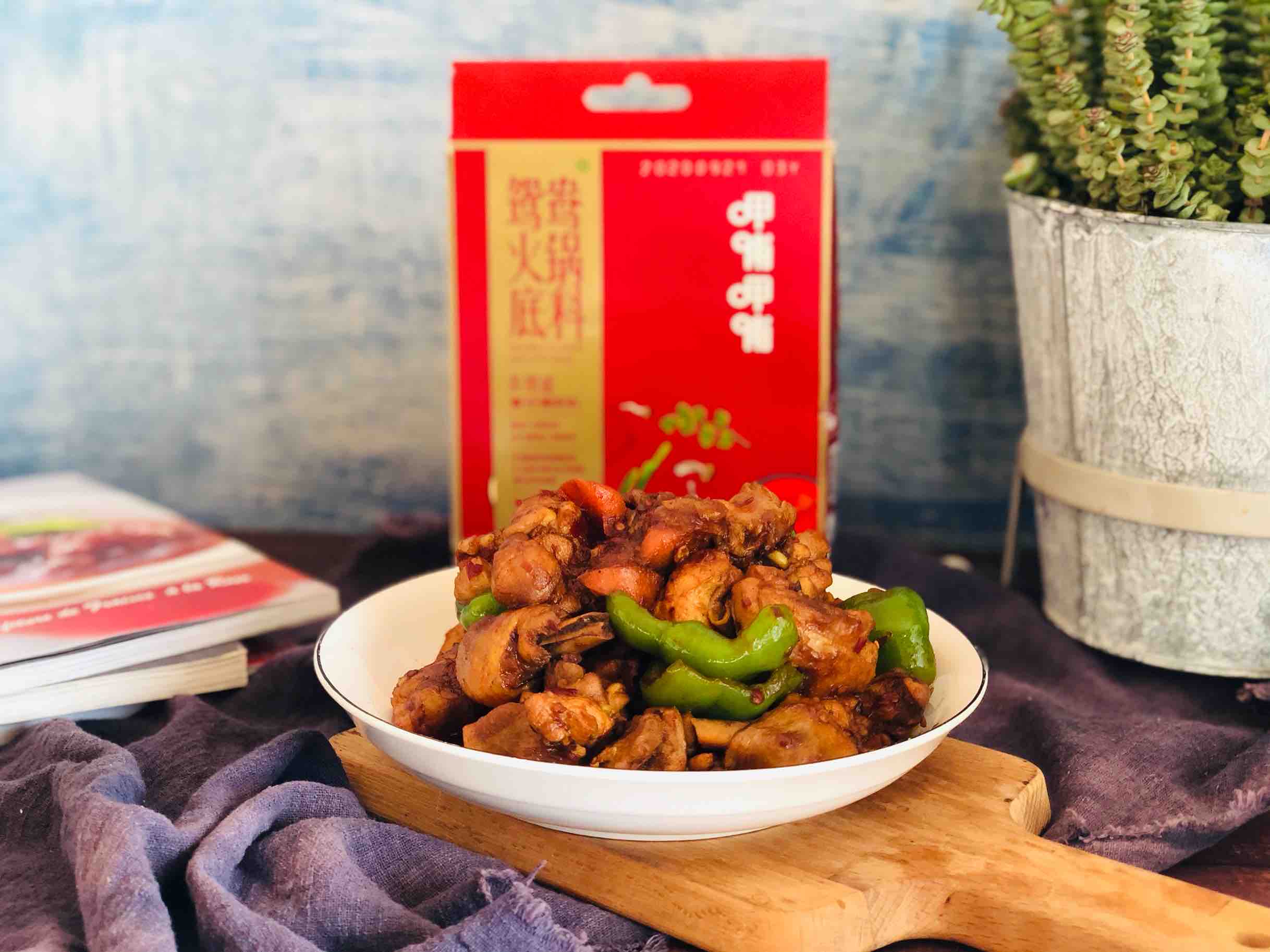 火鍋雞的家常做法，香辣過(guò)癮簡(jiǎn)單易做，配米飯?zhí)嘛埨驳淖龇?香辣味燒菜譜