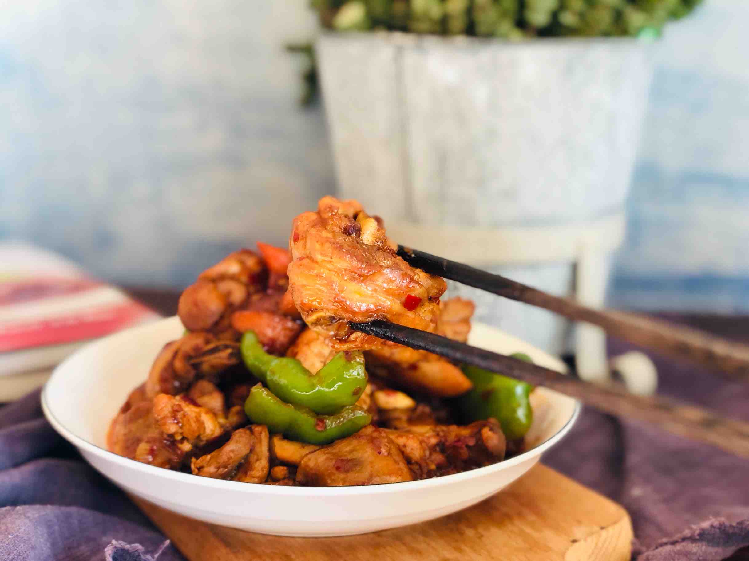 火鍋雞的家常做法，香辣過(guò)癮簡(jiǎn)單易做，配米飯?zhí)嘛埨驳淖龇?香辣味燒菜譜