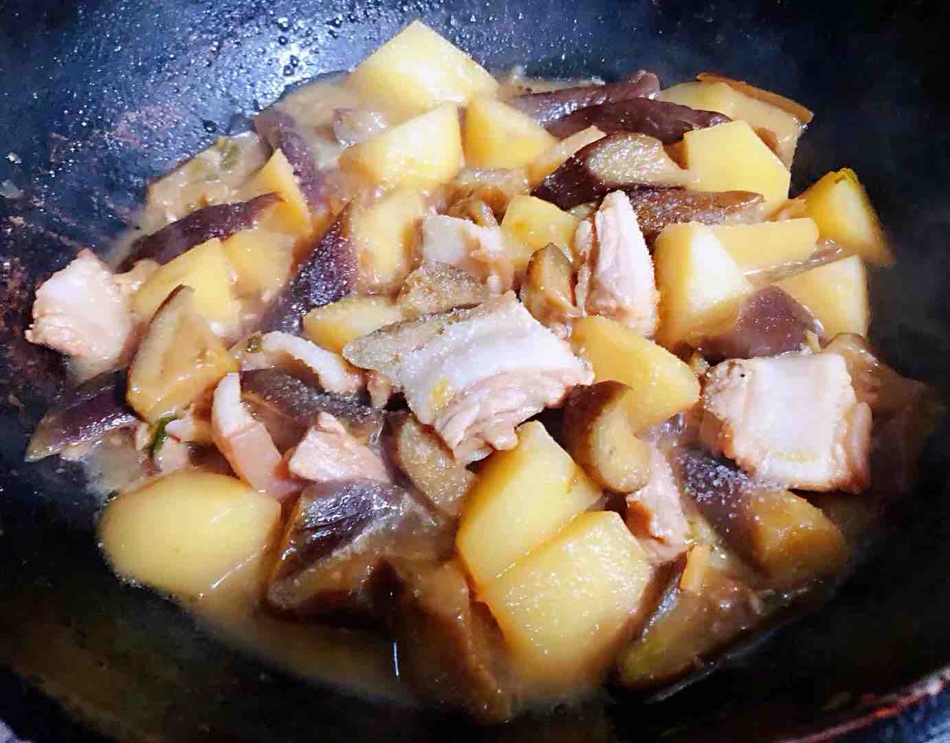 土豆茄子燉五花肉的做法-咸鮮味燉菜譜