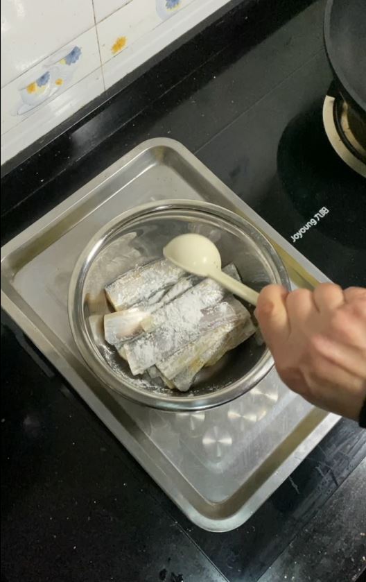 帶魚這樣做,酥脆的連魚骨頭都可以吃的做法-家常味煎菜譜-易網<a href=http://m.aoa7937.com/ target=_blank class=infotextkey>健康養生</a>網 帶魚這樣做,酥脆的連魚骨頭都可以吃的做法-家常味煎菜譜