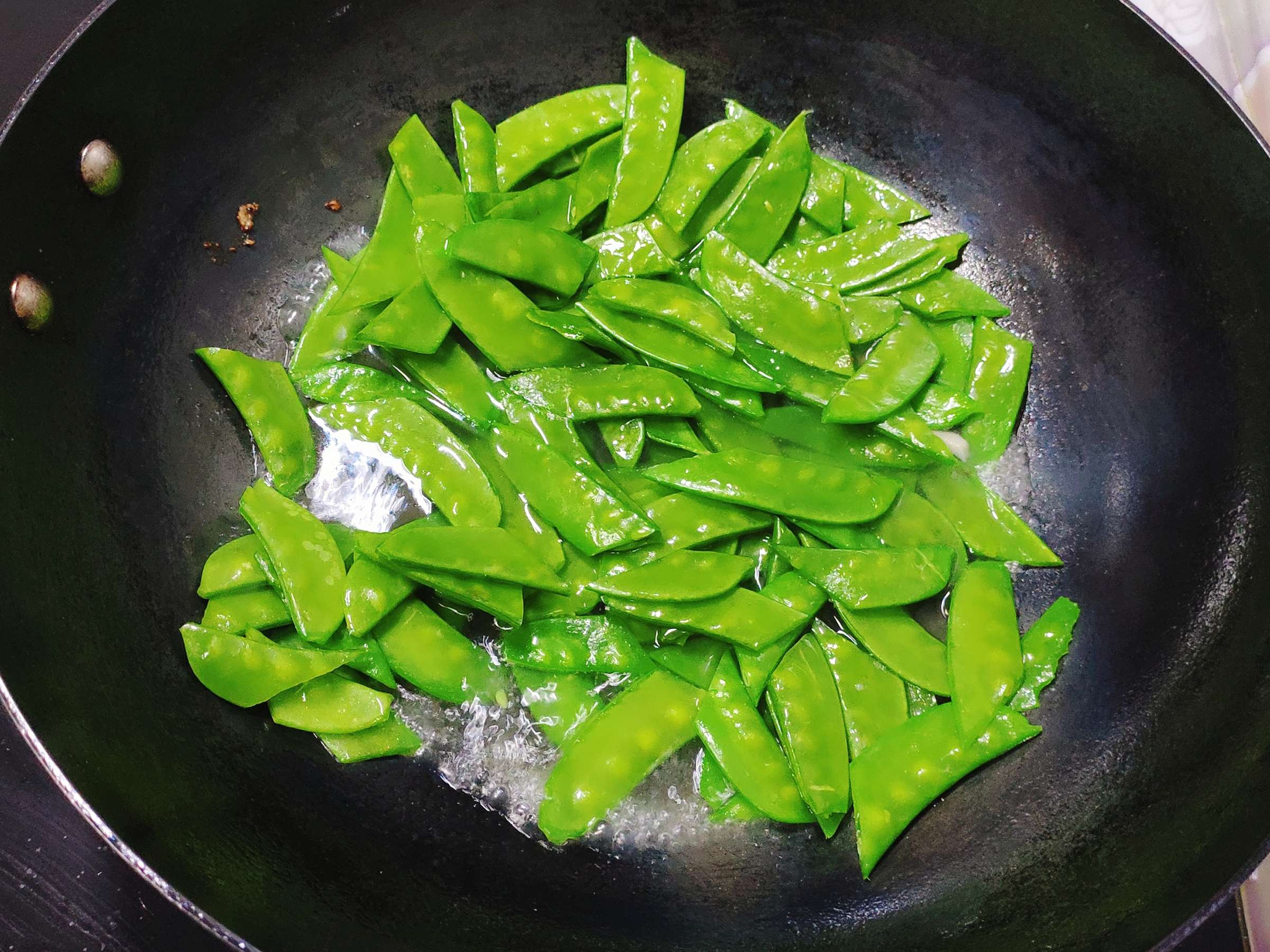 清淡不油膩的臘腸炒荷蘭豆的做法-咸鮮味炒菜譜