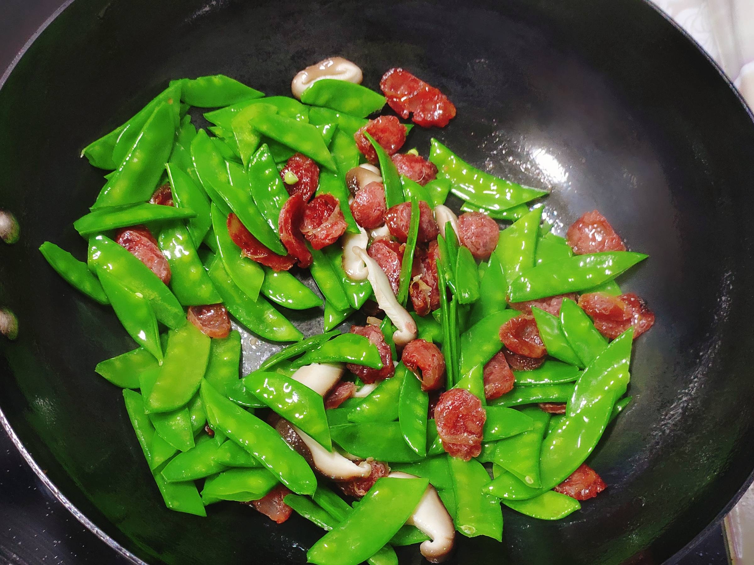 清淡不油膩的臘腸炒荷蘭豆的做法-咸鮮味炒菜譜