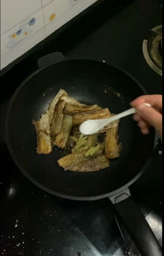 帶魚這樣做,酥脆的連魚骨頭都可以吃的做法-家常味煎菜譜-易網健康養生網 帶魚這樣做,酥脆的連魚骨頭都可以吃的做法-家常味煎菜譜
