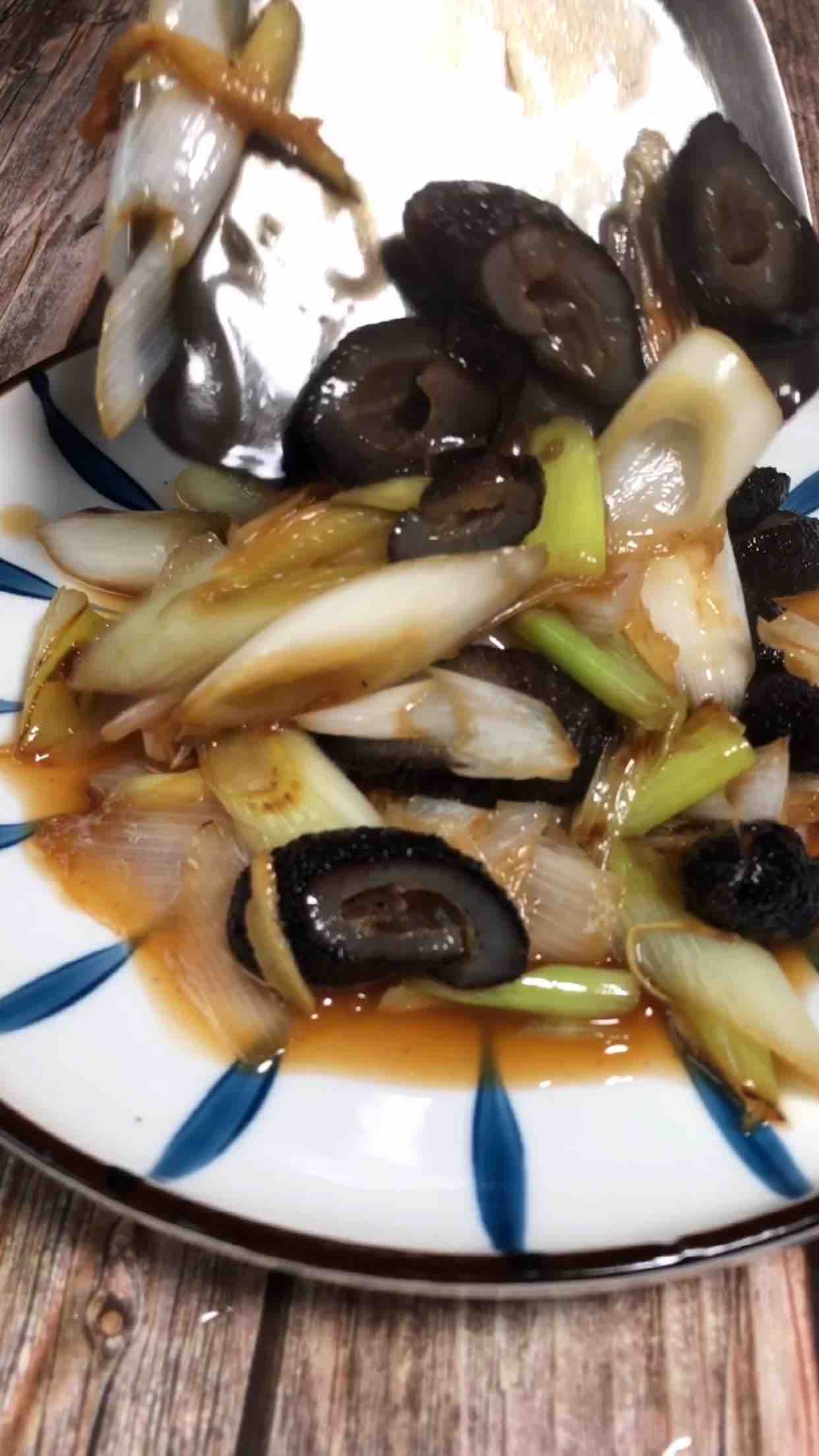 蔥燒海參的做法-家常味燒菜譜-易網(wǎng)健康養(yǎng)生網(wǎng) 蔥燒海參的做法-家常味燒菜譜
