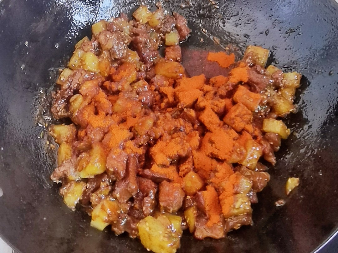 輕松年夜飯-孜然土豆牛肉,燒烤味解饞下酒又下飯的做法-其它口味炒菜譜-易網(wǎng)健康養(yǎng)生網(wǎng) 輕松年夜飯-孜然土豆牛肉,燒烤味解饞下酒又下飯的做法-其它口味炒菜譜