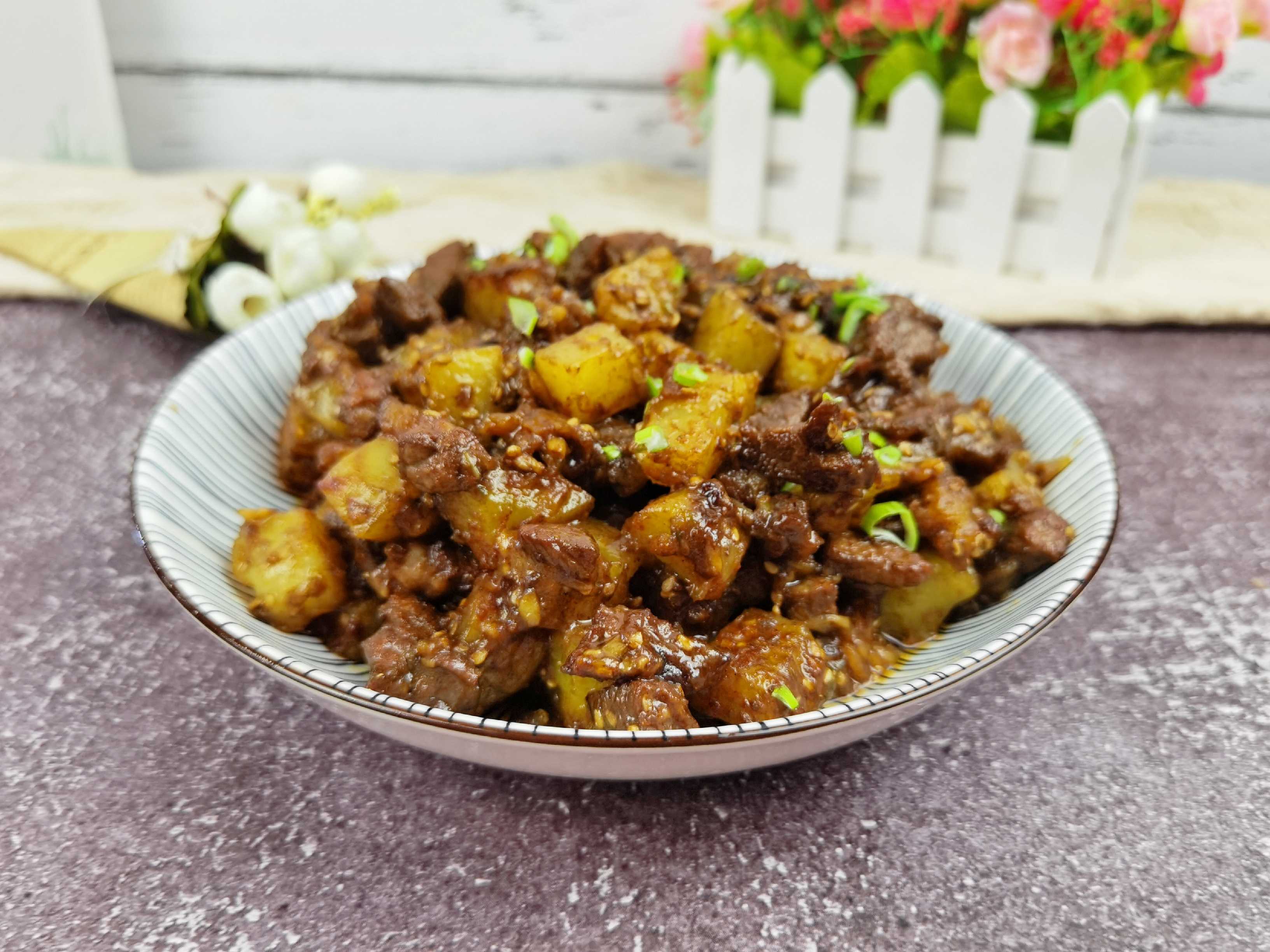 輕松年夜飯-孜然土豆牛肉,燒烤味解饞下酒又下飯的做法-其它口味炒菜譜-易網(wǎng)健康養(yǎng)生網(wǎng) 輕松年夜飯-孜然土豆牛肉,燒烤味解饞下酒又下飯的做法-其它口味炒菜譜