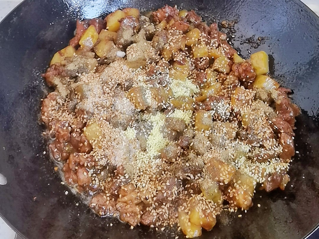 輕松年夜飯-孜然土豆牛肉,燒烤味解饞下酒又下飯的做法-其它口味炒菜譜-易網(wǎng)健康養(yǎng)生網(wǎng) 輕松年夜飯-孜然土豆牛肉,燒烤味解饞下酒又下飯的做法-其它口味炒菜譜
