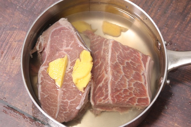 年夜飯必備鹵牛腱子！肉軟有嚼勁，上桌必光盤的做法-咸鮮味鹵菜譜