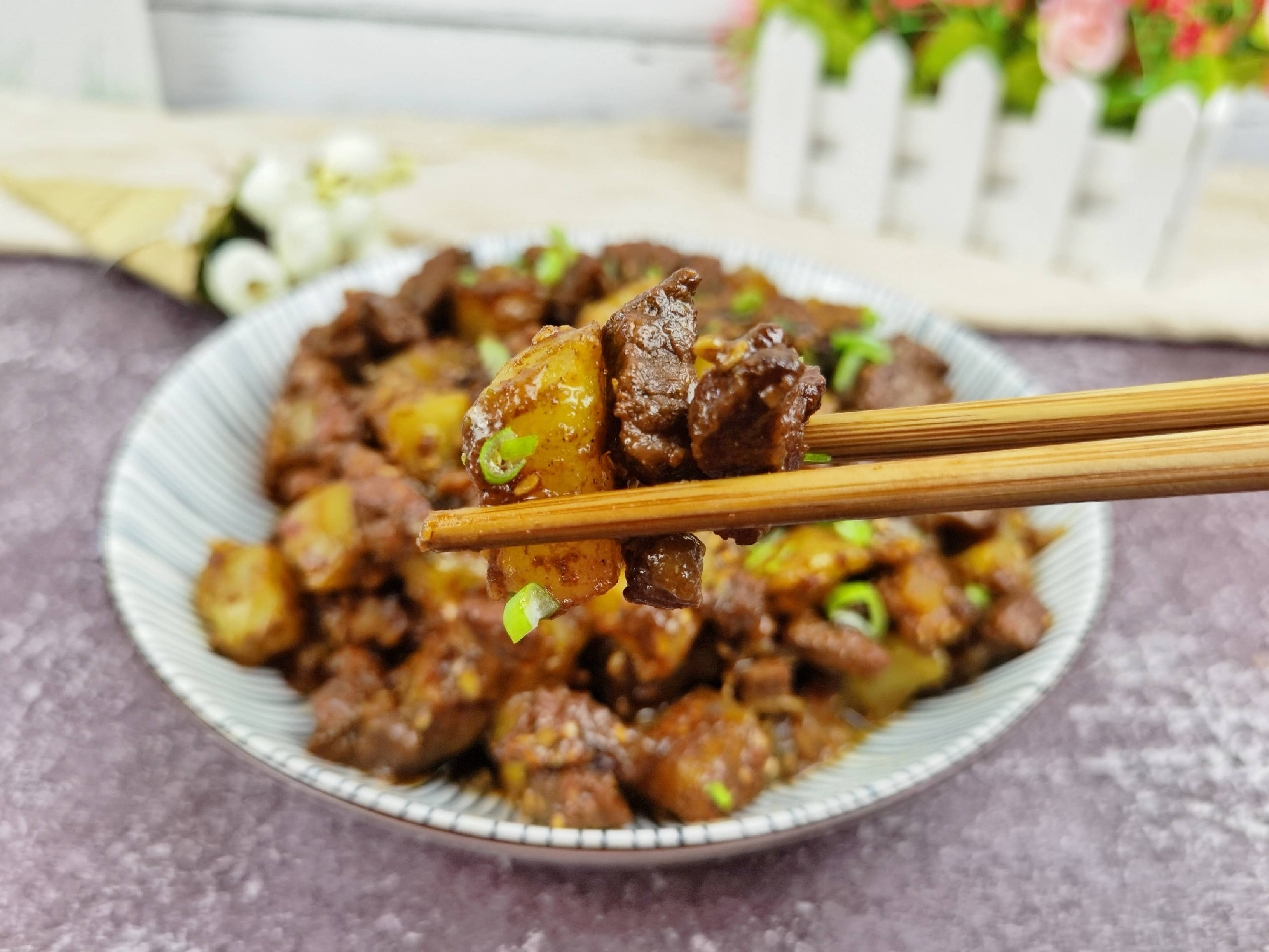 輕松年夜飯-孜然土豆牛肉,燒烤味解饞下酒又下飯的做法-其它口味炒菜譜-易網(wǎng)健康養(yǎng)生網(wǎng) 輕松年夜飯-孜然土豆牛肉,燒烤味解饞下酒又下飯的做法-其它口味炒菜譜