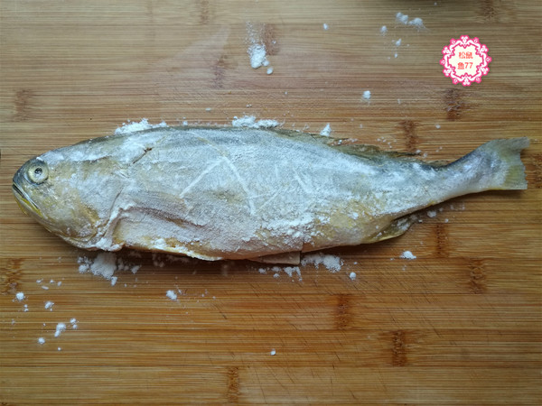 黃花魚這做法，不粘皮不粘鍋，香嫩入味好吃不怕胖的做法-蒜香味燉菜譜