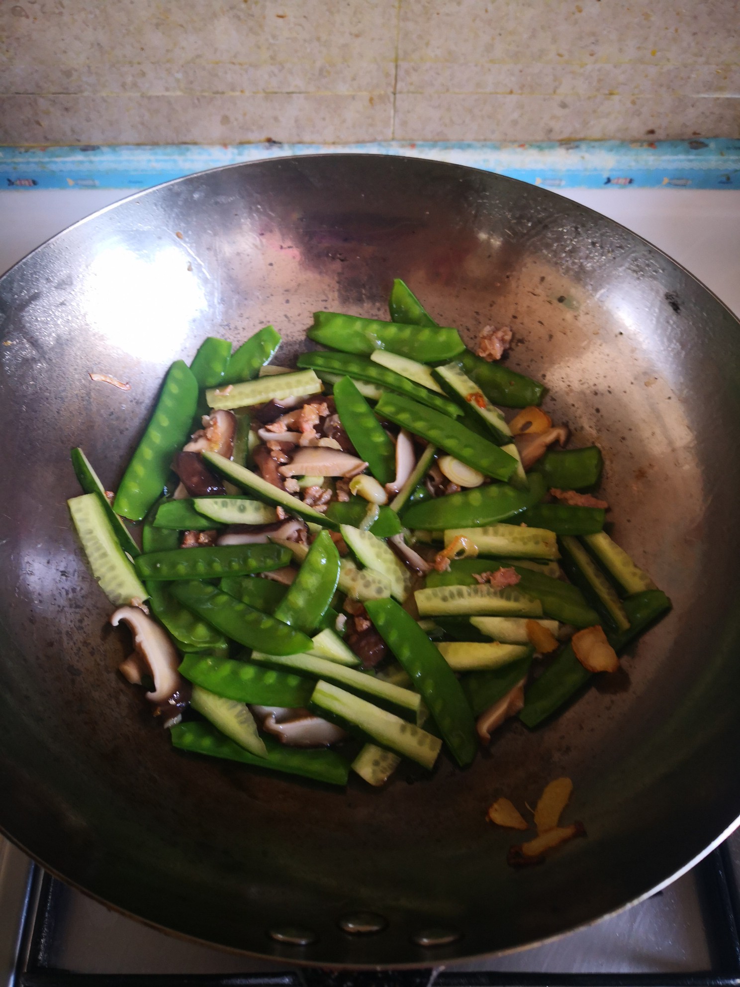 黃瓜片炒荷蘭豆的做法-家常味炒菜譜