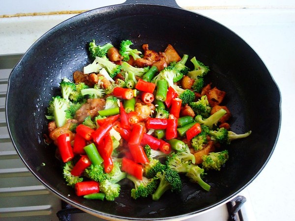 西蘭花炒雞的做法-咸鮮味炒菜譜-易網(wǎng)健康養(yǎng)生網(wǎng) 西蘭花炒雞的做法-咸鮮味炒菜譜