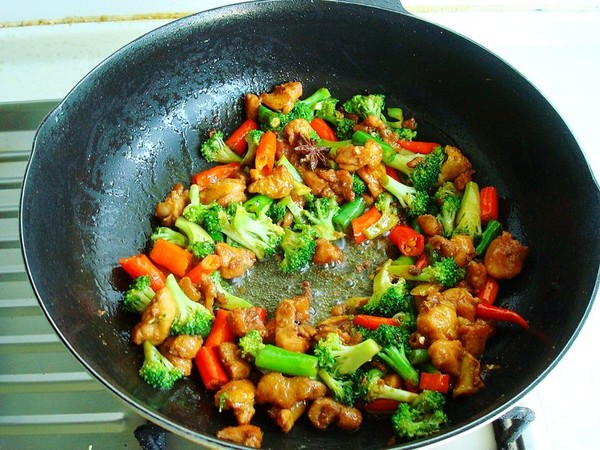 西蘭花炒雞的做法-咸鮮味炒菜譜-易網(wǎng)健康養(yǎng)生網(wǎng) 西蘭花炒雞的做法-咸鮮味炒菜譜