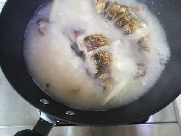 白蘿卜鯽魚湯的做法-咸鮮味燉菜譜