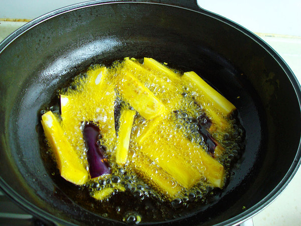 茄子燒豆角的做法-醬香味燒菜譜-易網(wǎng)健康養(yǎng)生網(wǎng) 茄子燒豆角的做法-醬香味燒菜譜