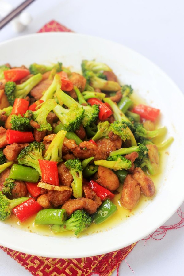 西蘭花炒雞的做法-咸鮮味炒菜譜-易網(wǎng)健康養(yǎng)生網(wǎng) 西蘭花炒雞的做法-咸鮮味炒菜譜